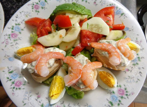 Una foto de LOCOS CON CAMARONES Y ADEREZO DE ALCAPARRA CON ACEITUNAS. JON STYLE