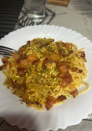 Una foto de Espaguetis carbonara con pistachos