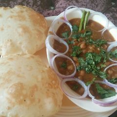 A picture of Punjabio ke favourte Chhole bhature.
