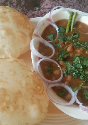 A picture of Punjabio ke favourte Chhole bhature.