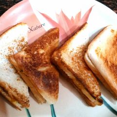 A picture of Bread sandwich with twist.