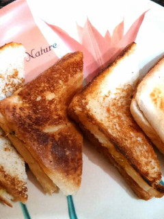 A picture of Bread sandwich with twist.