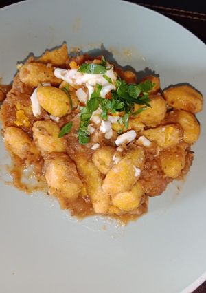 Una foto de Ñoquis de zapallo en salsa de tomate y berenjena
