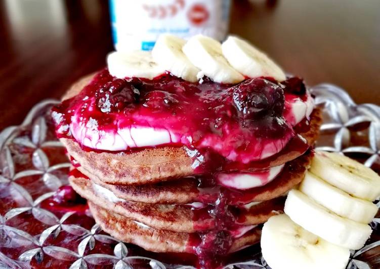 Panquecas Integrais de Cacau com Molho de Frutos Vermelhos