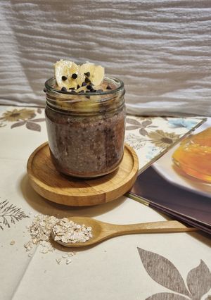 عکسی از دستور اوتمیل موز و شکلات(overnight oat)