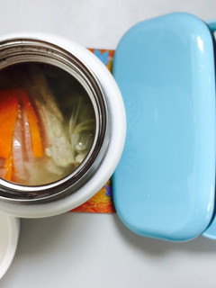 ［便當］家常味蔬菜豆腐排骨湯+菜脯飯糰 的食譜成品照片