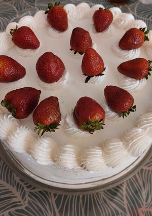 Una foto de Torta de Pan Rellena de Crema de Fresas