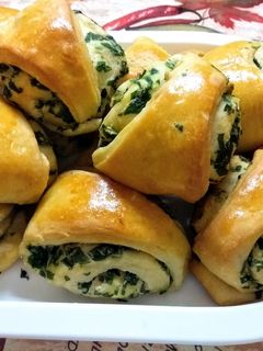 Medvehagymás-sajtos háromszögek recept fotója