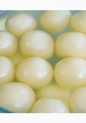 A picture of Rasgulla Bengali Sweet Made in a Pressure Cooker.