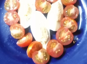 Una foto de Ensalada corazón de tomates Cherry y huevo