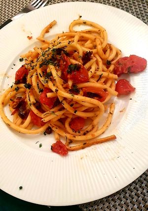 Una foto de Bucatini con salsa a la Putanesca