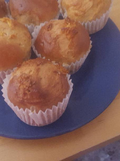 Una foto de Magdalenas con masa para pan quemado