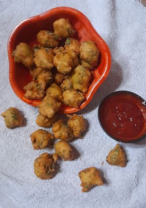 ઓનિયન મિક્સ વેજ પકોડા (Onion Mix Veg Pakoda Recipe In Gujarati) રેસીપી મુખ્ય ફોટો