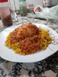 Arroz amarillo con salsa de pollo
