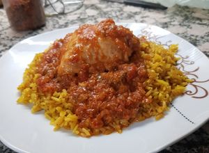 Una foto de Arroz amarillo con salsa de pollo