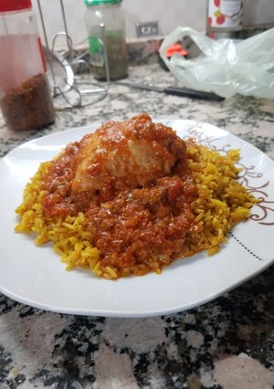 Una foto de Arroz amarillo con salsa de pollo