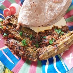 A picture of Chatpaty Bahry karely with roti.