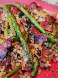 Una foto de Salteado de quinoa, espárragos y beicon
