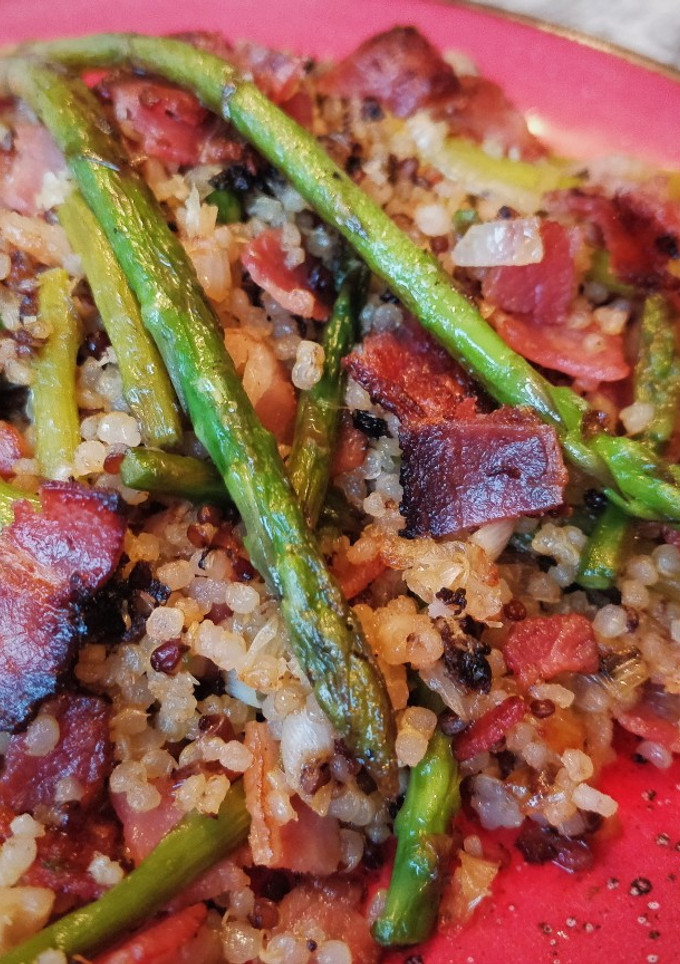 Una foto de Salteado de quinoa, espárragos y beicon