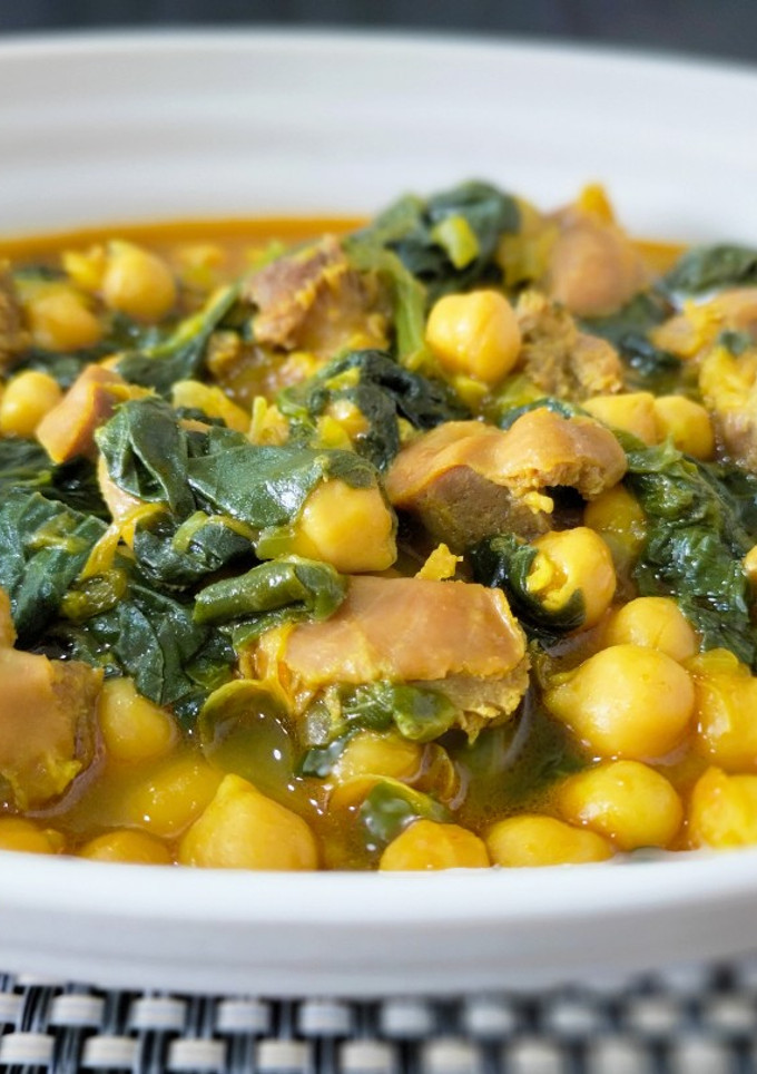 Una foto de Potaje de garbanzos con mollejas y espinacas