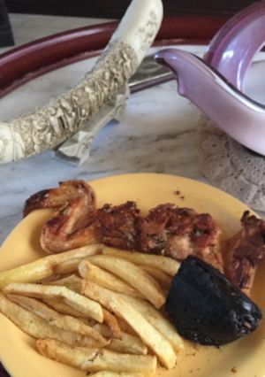 Una foto de Alitas crocantes de Pollo con Papas Fritas