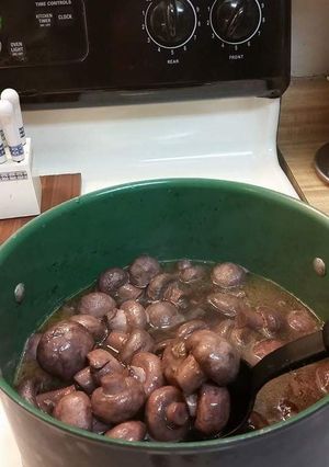 A picture of Garlic Burgundy Mushrooms.