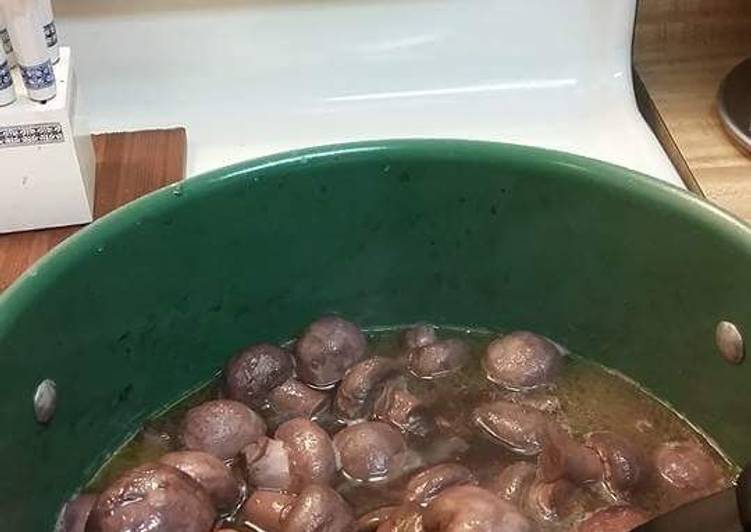 Simple Way to Prepare Ultimate Garlic Burgundy Mushrooms