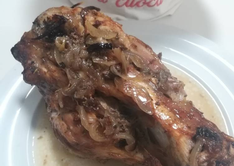 Stinco di maiale alla birra e cipolle di Tropea