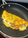 Omelete Recheada com Carne Picada, Legumes e Queijo