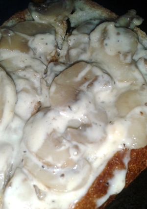A picture of mushroom toast.