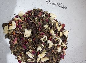 Una foto de Blend de té verde y rosas 🌹🌰🍎🌱