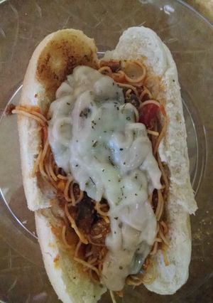A picture of Spaghetti sandwich.