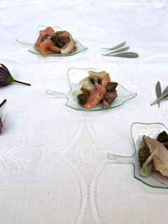 Foto principal de Cucharitas de bacalao, salmón y anchoas con alcaparras