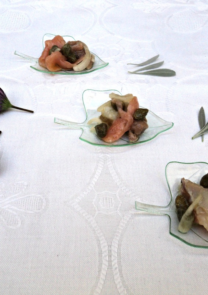Una foto de Cucharitas de bacalao, salmón y anchoas con alcaparras