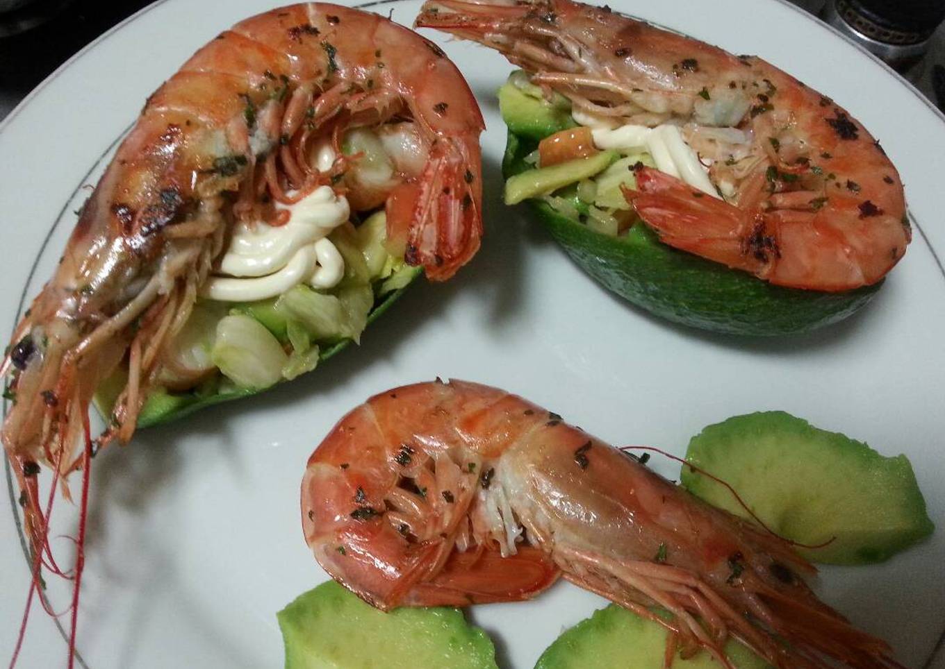 Aguacate rellenos de gambones y verduras