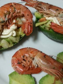 Una foto de Aguacate rellenos de gambones y verduras