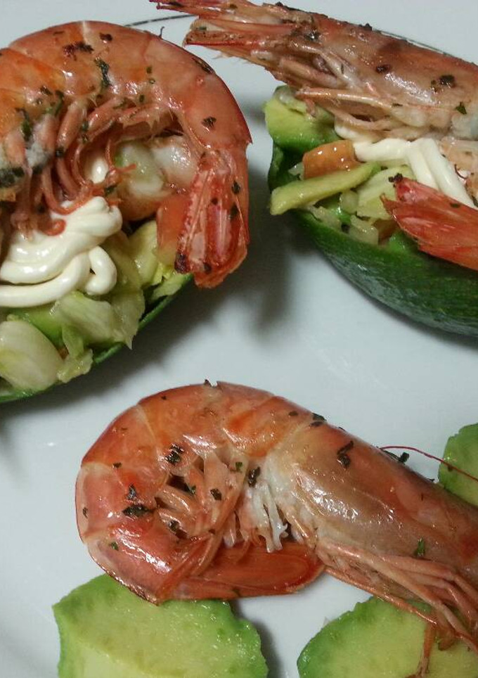Una foto de Aguacate rellenos de gambones y verduras