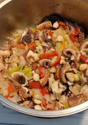 Φωτογραφία της συνταγής Χταπόδι 🐙 ουζάτο με πολύχρωμες πιπεριές και κριθαράκι