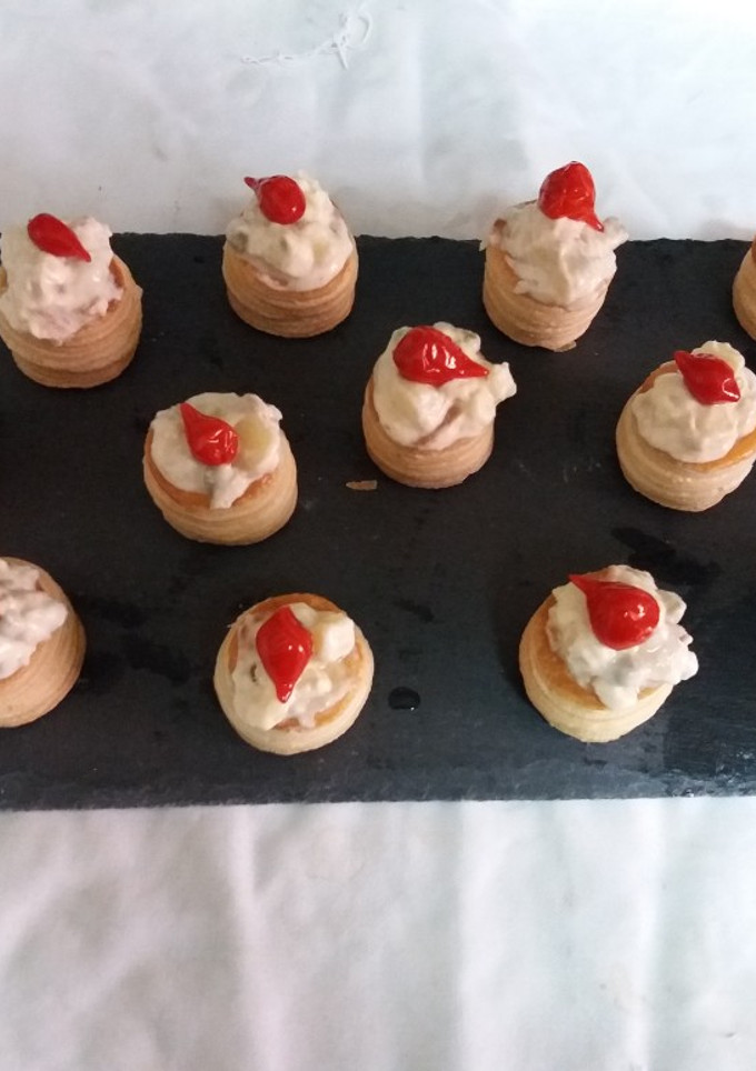 Una foto de Hojaldritos de ensaladilla con lágrimas de pimiento