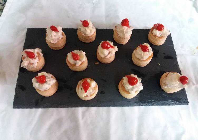 Hojaldritos de ensaladilla con lágrimas de pimiento