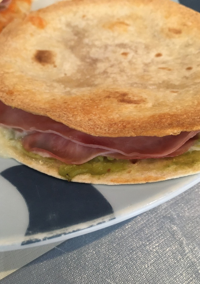 Una foto de Quesadilla de jamón, queso y guacamole