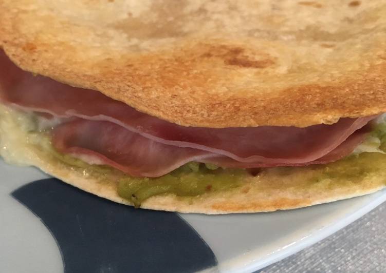 Quesadilla de jamón, queso y guacamole