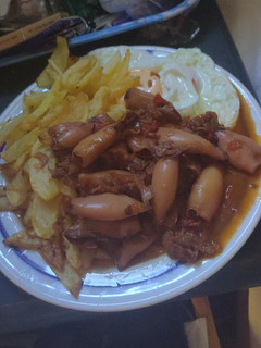 Una foto de Chipirones en salsa a mi manera con patatas y huevo💖