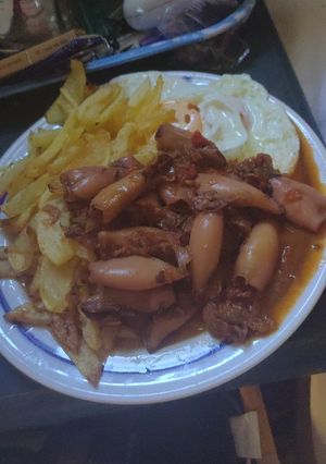 Una foto de Chipirones en salsa a mi manera con patatas y huevo💖