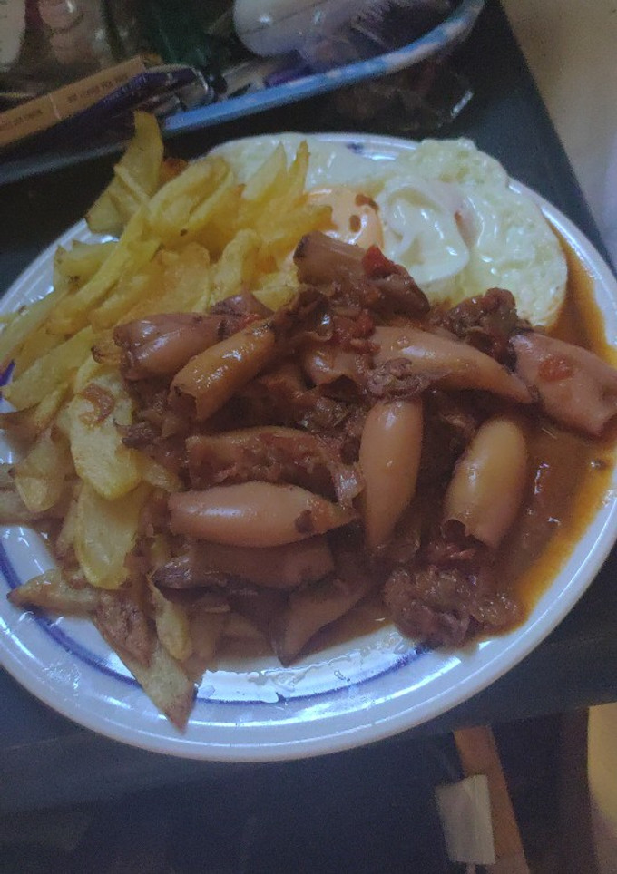 Una foto de Chipirones en salsa a mi manera con patatas y huevo💖