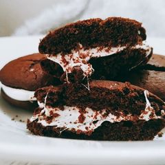 A picture of Chocolate whoopie pie.