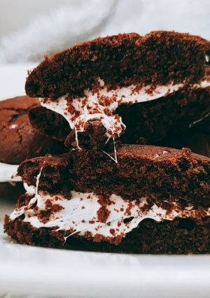 A picture of Chocolate whoopie pie.