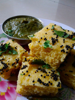 काठियावाड़ी खमन ढोकला (kathiyawadi khaman dhokla recipe in Hidni) रेसिपी मुख्य फोटो