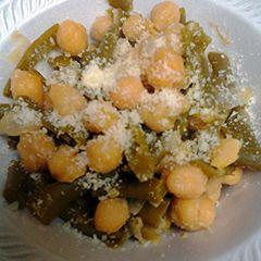 A picture of Chickpeas and green beans.