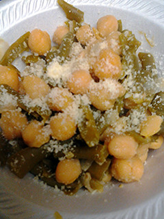 A picture of Chickpeas and green beans.